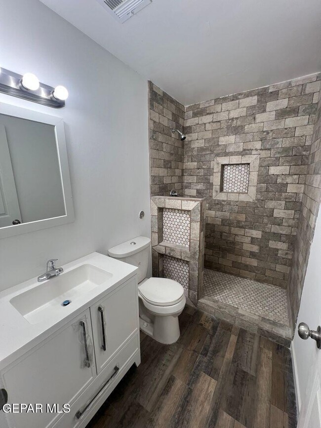 Building Photo - 530 S Yarbrough Dr