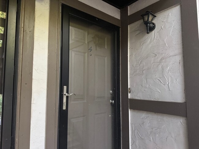Building Photo - Charming 3 bed 2 bath Townhouse near Nippe...