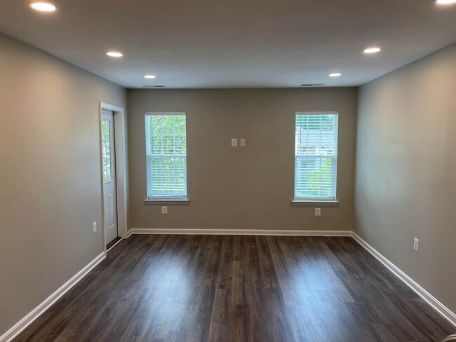 Building Photo - Clarys Crossing