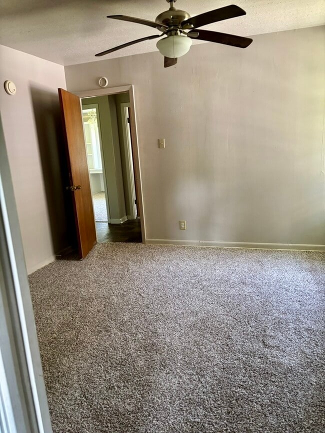 Building Photo - 1308 Parkview Dr