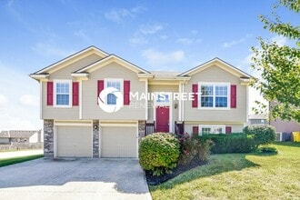 Building Photo - 1601 NW Hilltop Ln