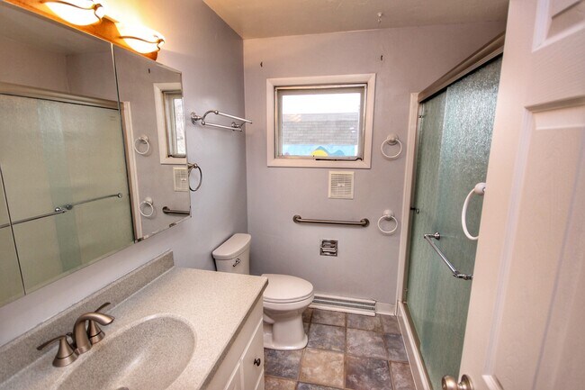 Building Photo - 332 Riverview 4 W
