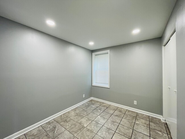 Building Photo - CHARMING CONDO IN STAFFORD!