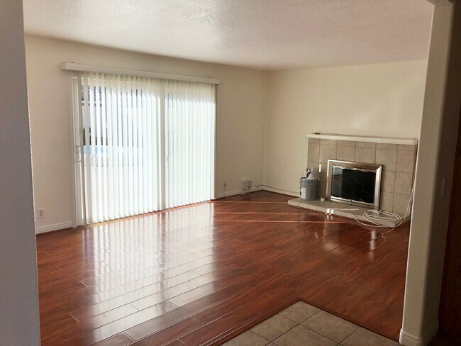 Building Photo - Amazing Single Family Home Located in desirable Huntington Beach!