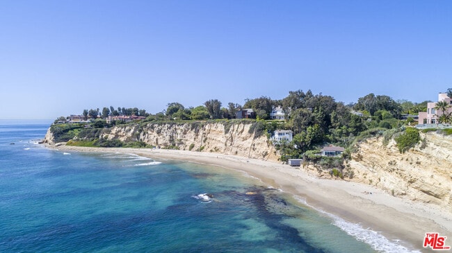 Building Photo - 6502 Dume Dr