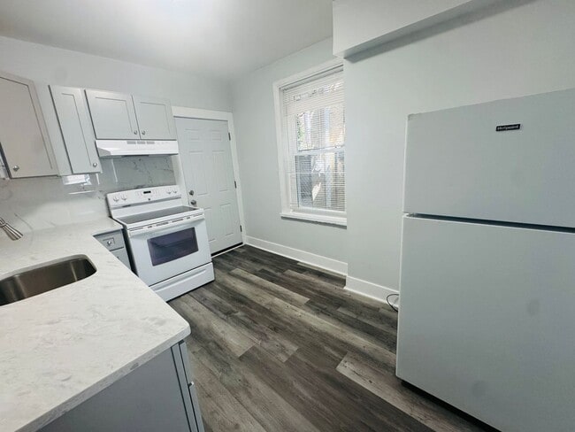Building Photo - Remodeled 3bd/1 House with Rear yard!! SEC...
