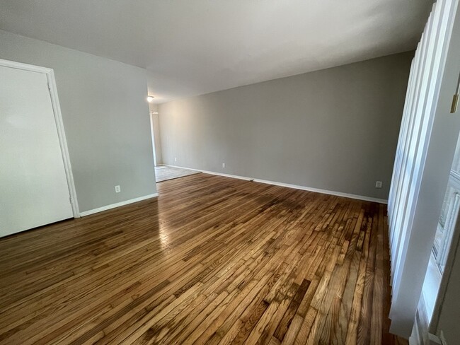 Building Photo - 540 Camrose Dr