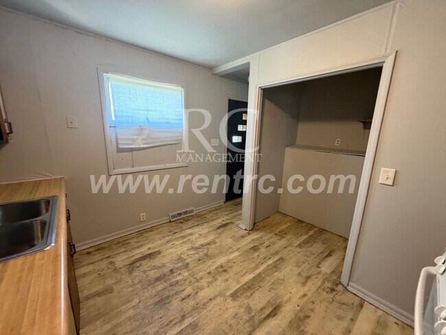 Foto del edificio - 912 James Pl