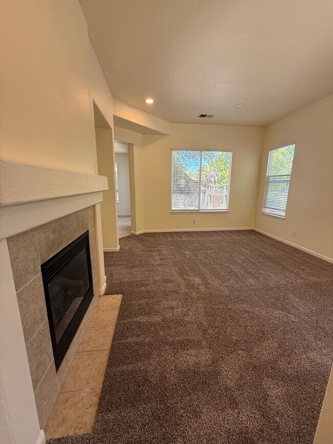 Building Photo - Three Bedroom/ 3 Bathroom Home for Rent in Rincon Valley!!!