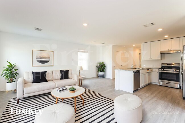 Foto del edificio - 8323 Piedra Medina