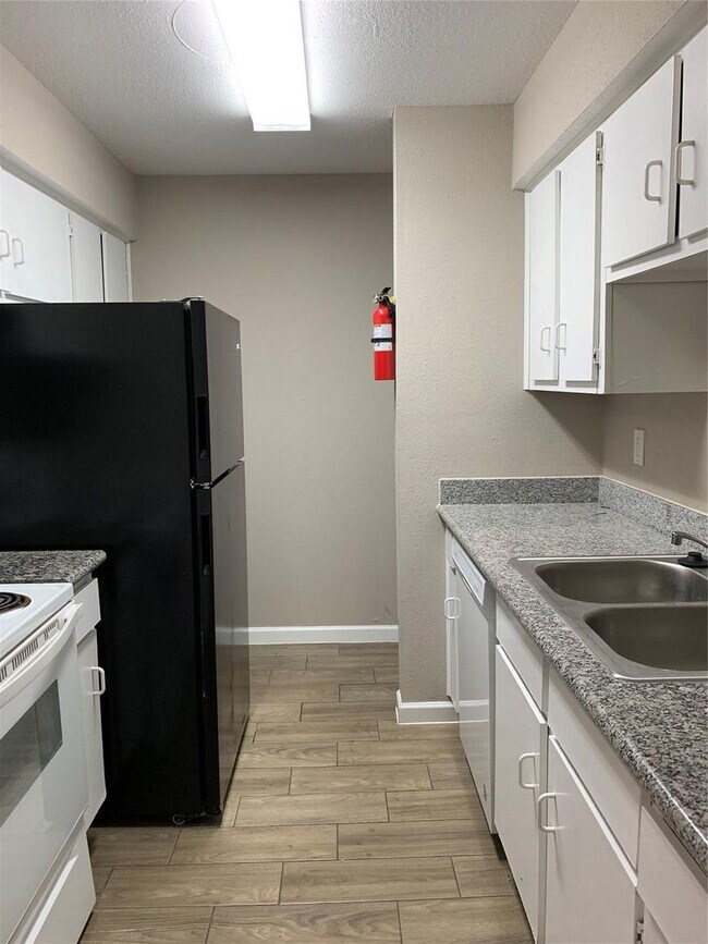 Foto del edificio - 2 Bedrooms / 2 Baths updated first floor condo