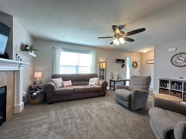 Building Photo - HUGE YARD!! 4 Bedroom, 3.5 Bath in Granger
