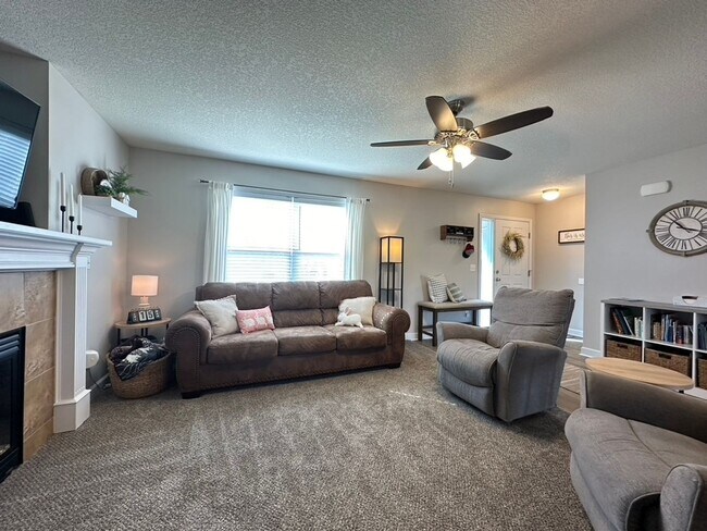 Foto del edificio - HUGE YARD!! 4 Bedroom, 3.5 Bath in Granger