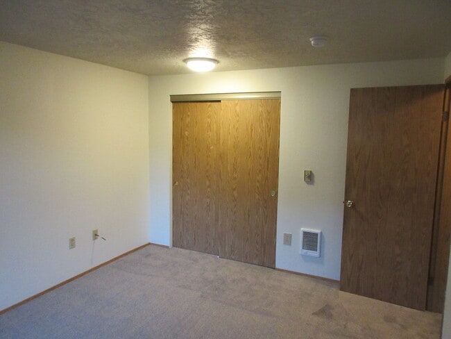 Building Photo - Quiet Two Bedroom Apartment in Keizer