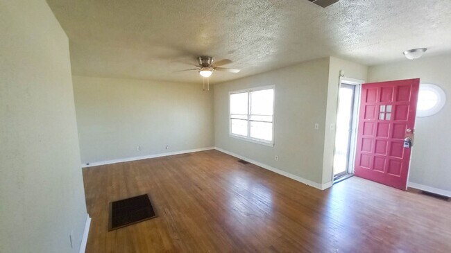 Foto del edificio - 1225 W Garza St