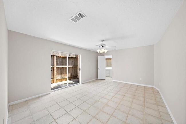 Building Photo - 12800 Briar Forest Dr