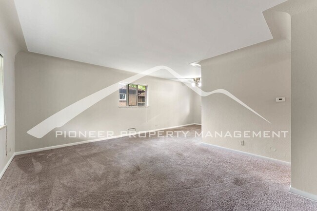 Foto del edificio - Charming Brick Ranch With Two Car Garage I...