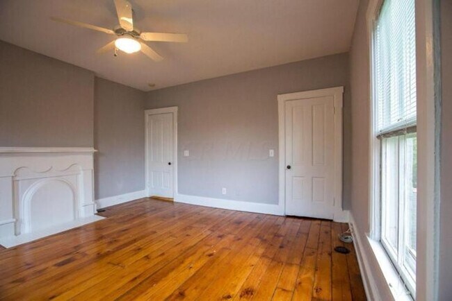 Foto del edificio - Italian Village home with Huge Yard