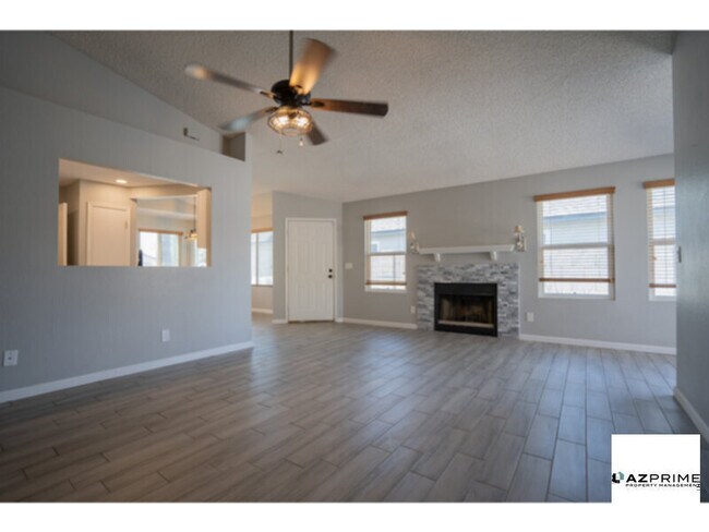 Foto del edificio - A Rare Treasure in Radiant Peoria, This En...