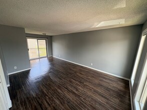 Building Photo - 6732-6732 W Par Ln