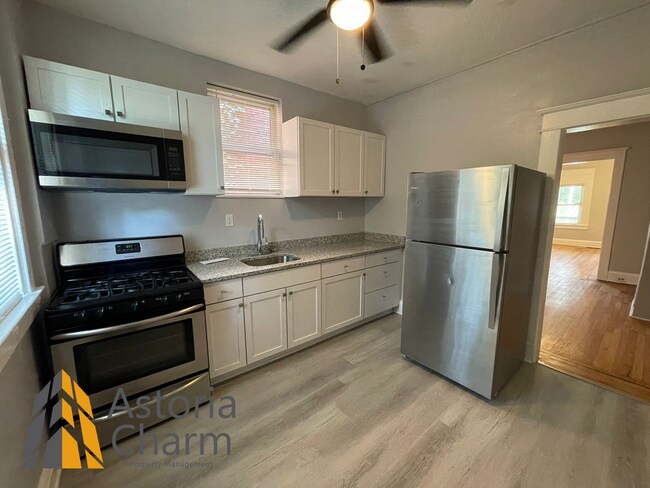 Foto del edificio - 2 Bedroom + Den with Finished Basement & Fenced Yard