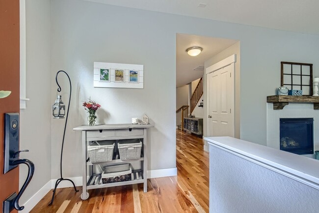 Building Photo - Long Realty & Property Management - Wonderfully Located Townhome in Great Neighborhood