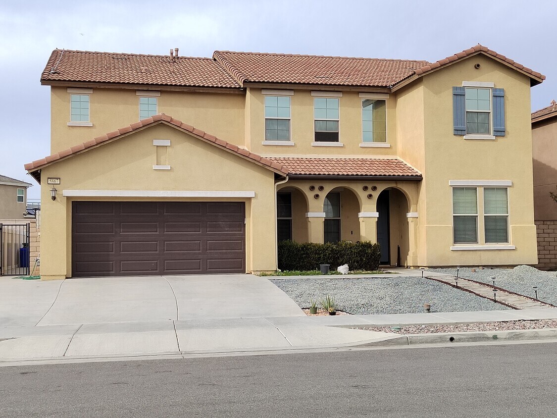 Foto principal - 5867 Berryhill Dr