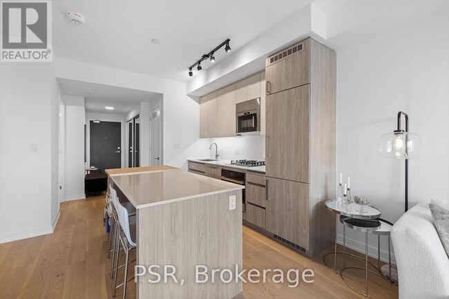 Building Photo - 430 Roncesvalles Ave