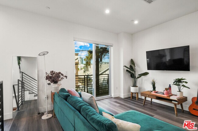 Foto del edificio - 1255 N Gower St