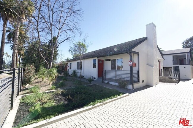 Foto del edificio - 17610 Sherman Way