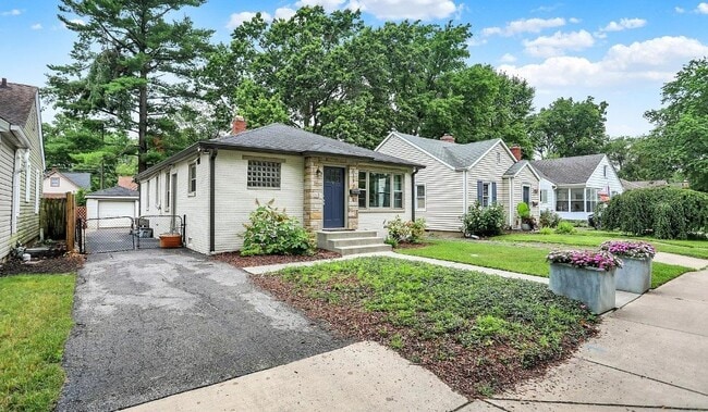 Building Photo - 6112 Indianola Ave