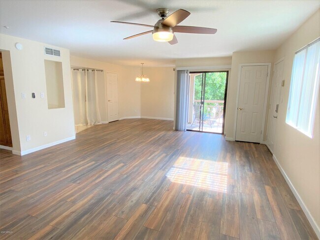 Foto del edificio - 9151 W Greenway Rd