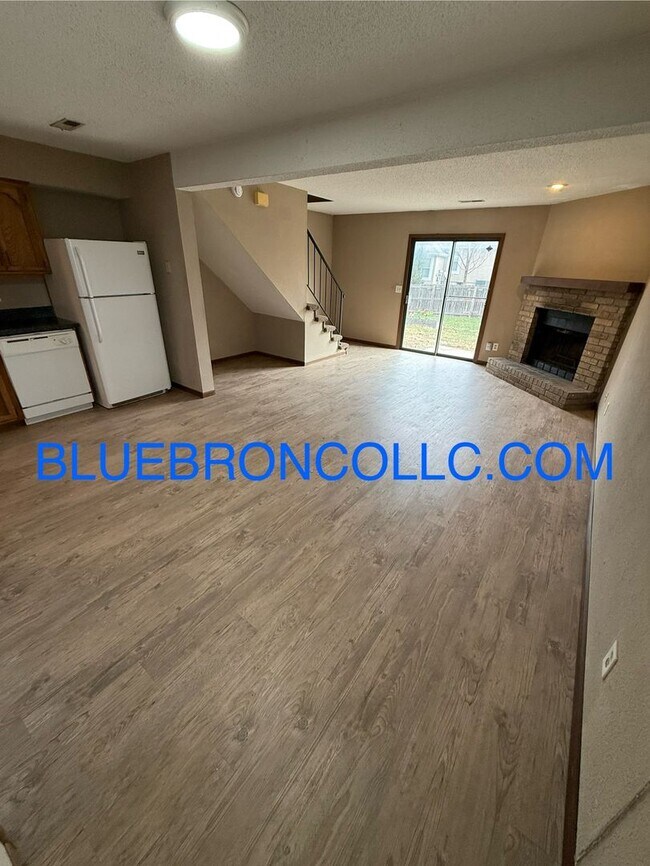 Foto del edificio - New vinyl plank flooring and updated finis...