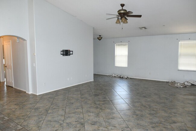 Foto del edificio - Ideal 4 Br 2 Ba 2 Car Garage Home with SOLAR Near Greenway and Loop 303 in Surprise