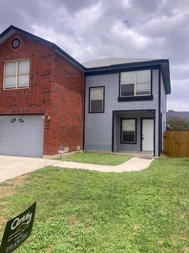 Foto del edificio - ZERO APPLICATION FEE AND HALF OFF ONE MONTH'S RENT FOR THIS COLORFUL 2 STORY!