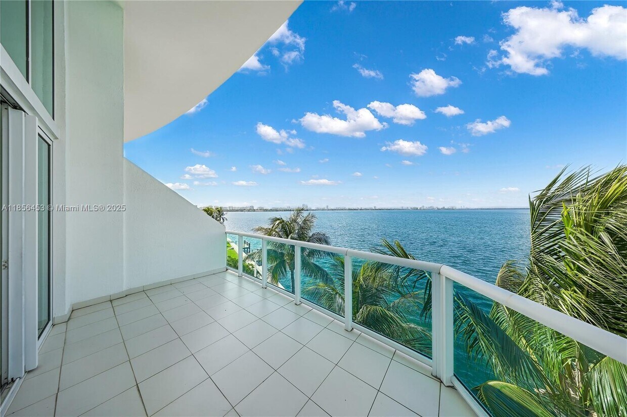 Foto principal - 2000 Bay Dr