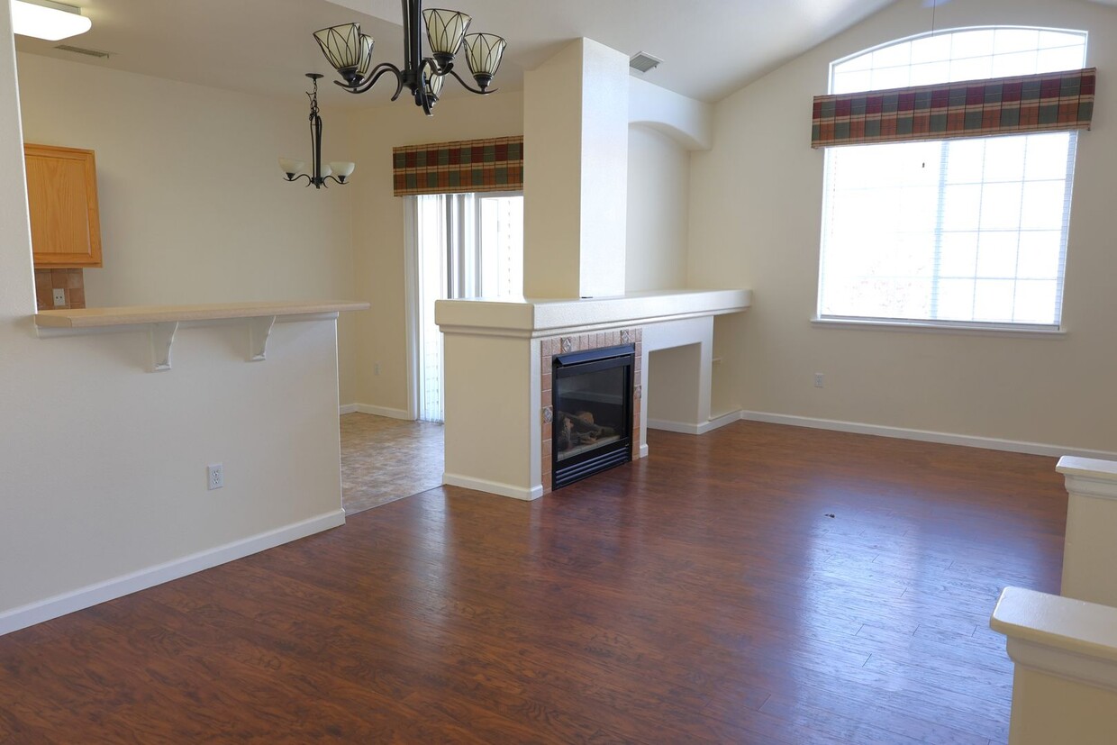 Foto principal - CUTE, CUTE, CUTE 3 BDRM TOWNHOME WITH GAS ...