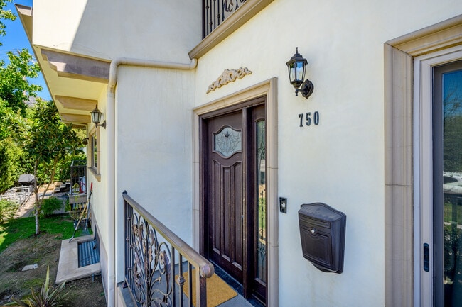 Building Photo - 750 E Orange Grove Ave
