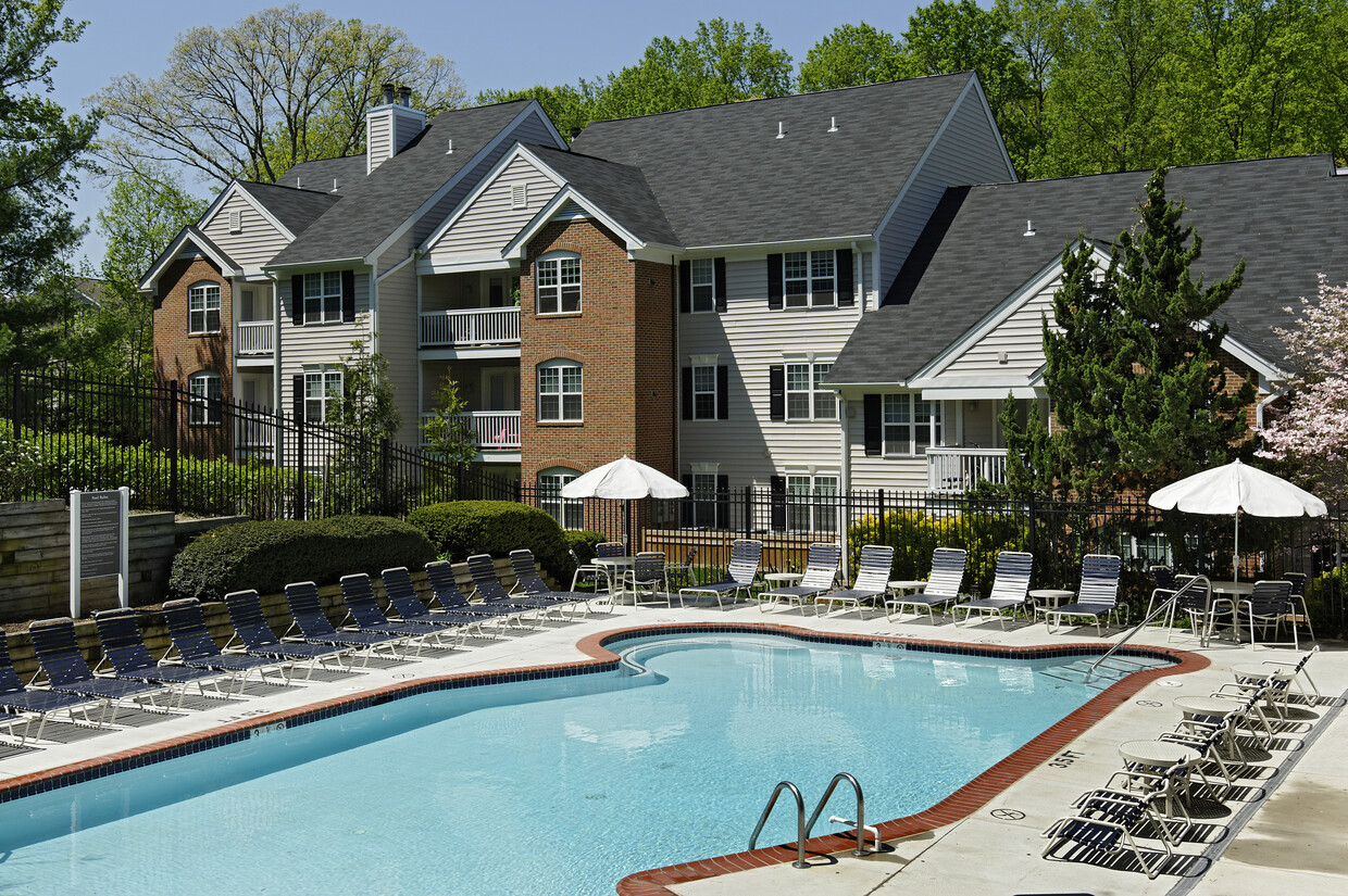 Piscina y terraza con asientos de salón - eaves Fairfax City