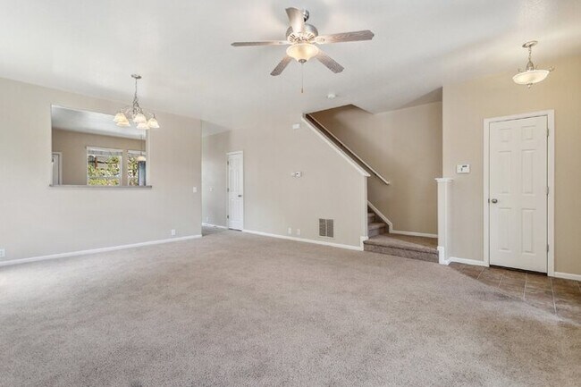 Foto del edificio - Well-Maintained 3-Bedroom Townhome with Central A/C and Open Layout