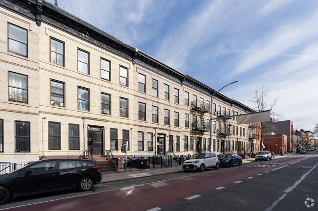 Foto del edificio - 127 Rogers Ave