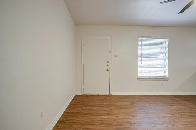 Foto del edificio - Updated 2 bedroom 1 bathroom close to ever...