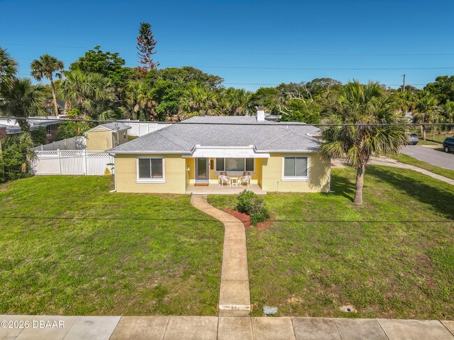 Building Photo - 1621 N Oleander Ave