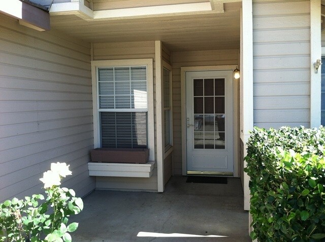 Foto del edificio - 3-bedroom, 2-bath, 1,107 sq. ft. single-story home in Sacramento
