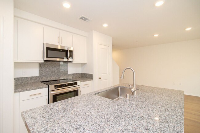 Foto del edificio - Brand New 3 Bed/2.5 Bath Townhome In River...