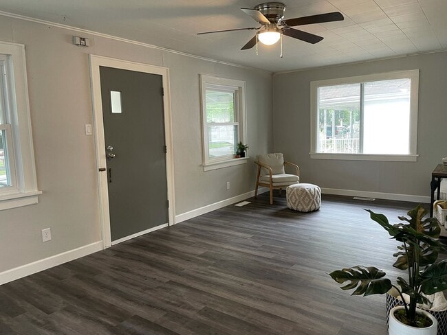 Building Photo - 2 Bed 2 Bath House with 2 Car Garage