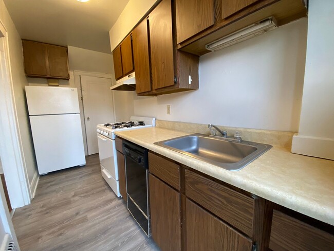 Building Photo - Stunning Two Bedroom Apartment in Oakland!...