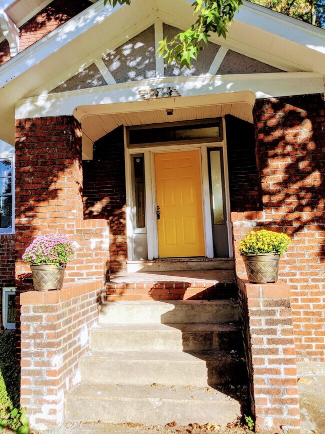 Building Photo - Montclair