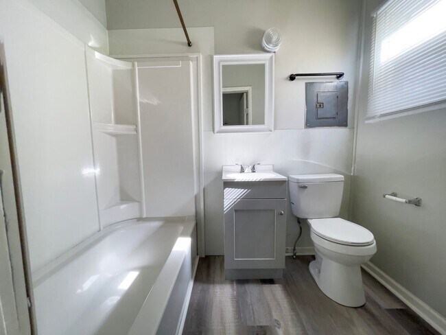 Building Photo - PRELEASING for AUGUST! Close to Campus