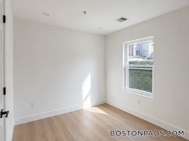 Building Photo - 275 Shrewsbury St